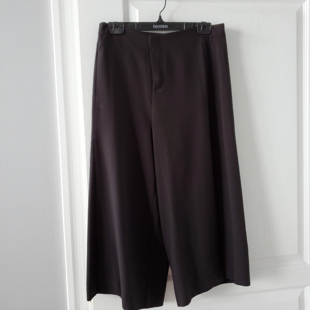 BRAND NEW FOREVER 21 WOMENS BLACK CAPRI PANTS